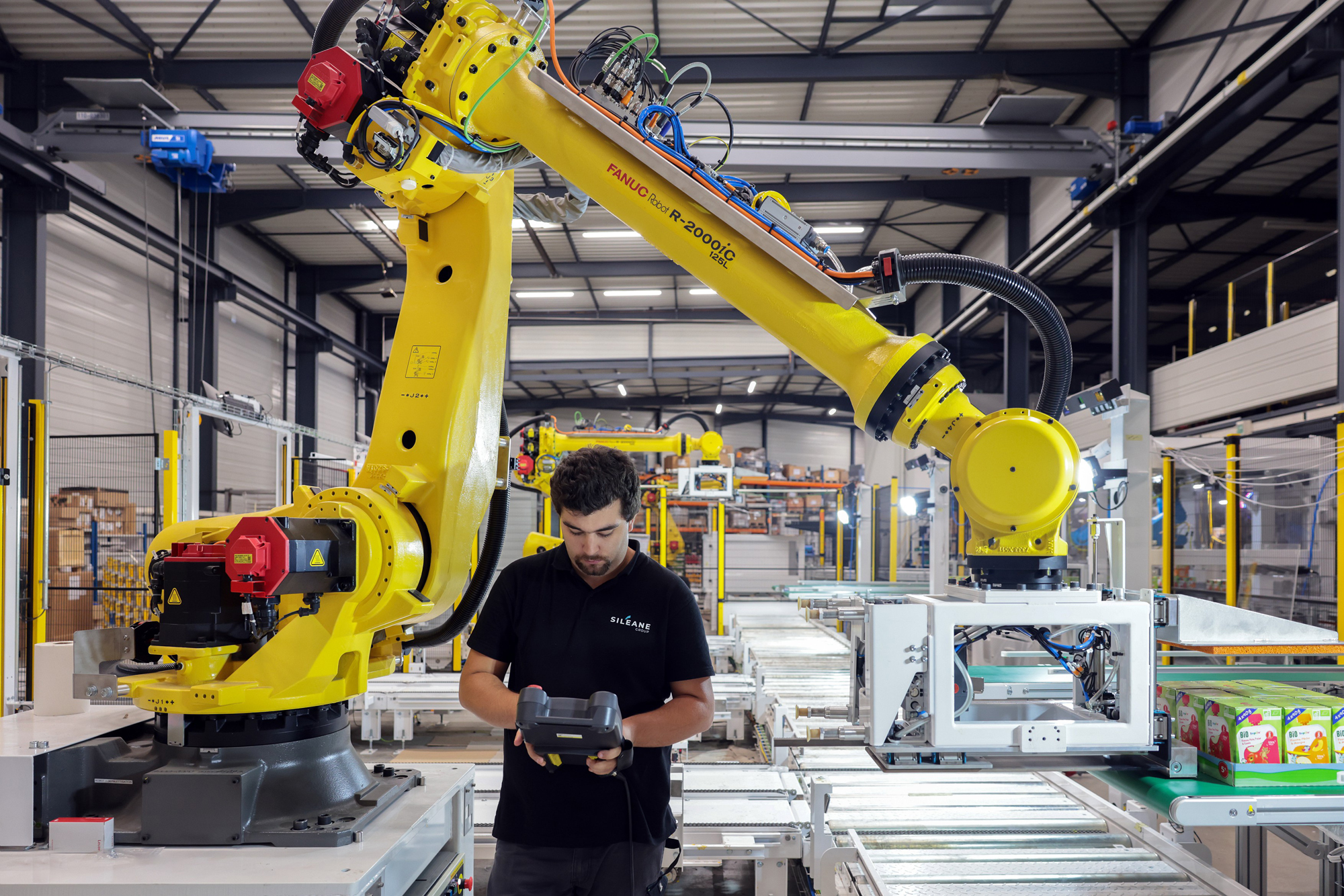 un homme qui manipule une machine dans un local d'entreprise